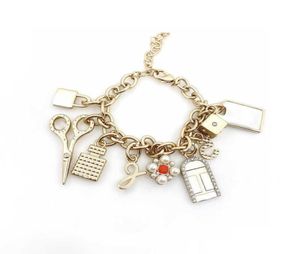 2021 Nouvelle marque Fashion Top Qualité Bijoux pour femmes Bracelet à breloques Chaîne épaisse Ciseaux à gouttes Bouteille de parfum Serrure Charm Design 2056060