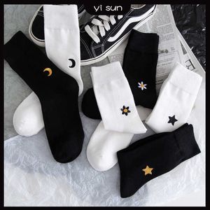 2021 nouveau coton broderie lune étoile unisexe chaussettes personnalité harajuku noir blanc couples skate maille décontracté mode chaussettes X0710