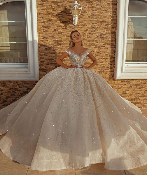 2021 Nuevos vestidos de novia de diamantes de cristal Vestido de fiesta de organza Forma Dubai Estilo árabe Vestido de novia de iglesia con tren