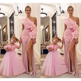 2021 Nuevo lindo madre y hija Vestidos de niña de flores rosadas para bodas Flores de hombro Girls Dress Destino Prom Kids Communions 0509