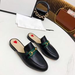 100% créateurs de cuir hommes de luxe Sandales en cuir de vachette souple Femmes paresseuses chaussures chéries Métal boucle noire plage Mules Princetown Classique dame Grande taille 35-44