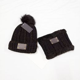 2021 Nueva moda invierno y otoño más terciopelo sombrero cálido de alta calidad cuello cuello hombres mujeres tejer bufanda sombreros marca conjunto de dos piezas hombres para mujer gorro con logo L9163