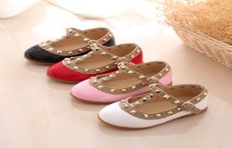 2021 Nouvelles filles sandales rivets single chaussures enfants sandale en cuir nude pour tout-petit princesse plats plates dance chaussure 9202400