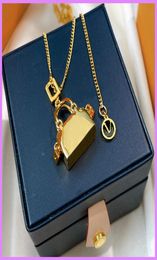 2021 New Handbag Cabklace Letters Mujeres Collares de moda Diseñador Luxury Jewelry Sweater Chain Mens Collar Colgante de alta calidad2165448