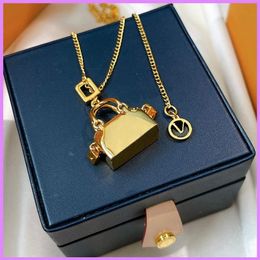 2021 Nouveau sac à main Collier Lettres Femmes Mode Colliers De Luxe Designer Bijoux Pull Chaîne Hommes Pendentif Collier Haute Qualité262t