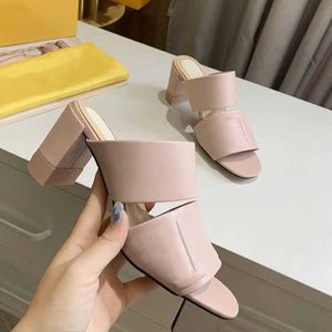 2023 Femmes Robe Chaussures Talons hauts Diapositives avec large double bande Femmes Designer Sandales 65mm Talons hauts Dames Lettrage Sandale Chaussure de mode d'été avec boîte NO272