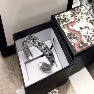 2021 Nieuwe hoogwaardige manchetontwerper Bracelet Dames retro vintage oude luxe sieraden riem Box209O