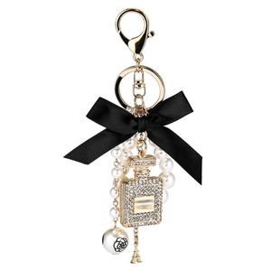 2021 Nouvelle Imitation Perle Bouteille De Parfum Porte-clés Porte-Anneau De Voiture Sac Charme Pendentif Accessoires Arc Porte-clés De Mode Porte-clés669796354s