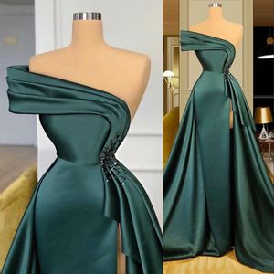 2021 Nuevos vestidos de noche largos de satén verde oscuro Use elegantes cuentas de cristal fruncidas Dividir un hombro Vestidos de noche Mujeres formales Pro1945