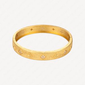 2021 Nouveaux bracelets de charme d'amour Bracelets femmes hommes étoiles de fleurs bracelet de diamant plaqué or 18 carats accessoires de marque engagés avec pochettes à bijoux en gros