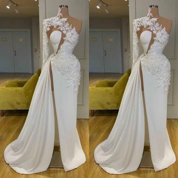 2021 Nuevos vestidos de novia sexy de una línea Un hombro Lado alto Apliques de encaje divididos con flores Tren de barrido Tallas grandes Nupcial formal 288T