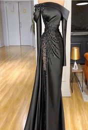 2021 Nouvelles robes de soirée de sirène noire sexy portent de l'épaule manches longues perles de cristal satin Dubaï arabe robe de soirée formelle Pro8127112
