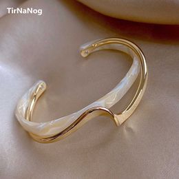2021 Nouveau simple panneau de coquillages blancs plier métal géométrique chevauchement résine acétique bracelet ouvert pour femmes filles bijoux Q0719