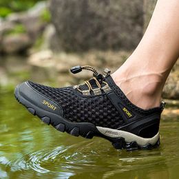 2021 nouvelles chaussures en amont de la rivière d'été pour hommes, sports nautiques ultra-légers de plage aux pieds nus, chaussures de marche en plein air à séchage rapide Y0714