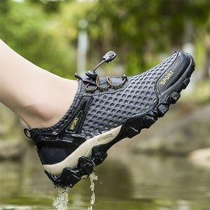 2021 Nouvelles chaussures en amont de rivière d'été pour hommes, sports nautiques ultralégers de plage aux pieds nus, marche en plein air à séchage rapide Y0717