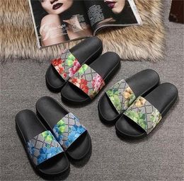 2021 nuevas mujeres hombres diapositivas zapatillas de verano playa interior sandalias planas zapatillas chanclas con sandalia de alta calidad