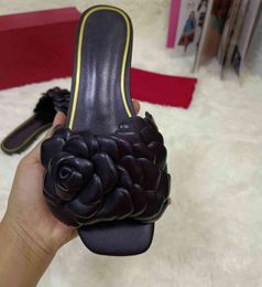 2021 nuevas zapatillas de mujer de moda de cuero genuino pétalos de flores zapatillas chanclas sandalias de mujer Casual chanclas planas con caja de gran tamaño 35-45