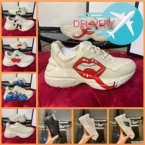 Chaussures de créateurs Rhython chaussures chaussures de sport Hommes Femmes GG Rhyton baskets lèvre sport semelle épaisse hommes femmes dessin animé lettres épaisse semelle G famille beige chameau en plein air