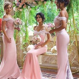 2021 Vestidos de dama de honor baratos de color rosa Apliques de encaje con hombros descubiertos Vestido de dama de honor de sirena Botón trasero Tren de barrido Vestidos de invitados de boda