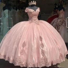 2021 Rose Quinceanera Robes Robe De Bal Puffy Tulle Hors Épaule Cap Manches Dentelle Appliques Perles Sweet 16 Robe De Bal De Soirée Evenin241q