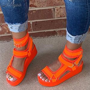 2021 Sandalias de plataforma Sandalias Mujeres Summer Tacones Altos Ladies Zapatos Casuales Cuña Chunky Sandalias Gladiador Moda High Top Top