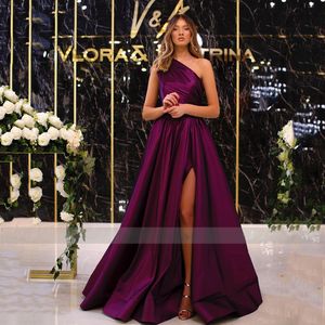 2021 Vestidos de noche de satén púrpura Un hombro Corte alto Lado Vestidos de noche largos Vestidos de fiesta formales plisados de una línea