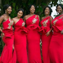 2021 Rode bruidsmeisjekleding een schouder sleutelgat kanten applique peplum zeemeermin voorste spleet aangepast Afrikaans gemaakt van eer jurk vestidos