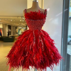 2021 Robes de cocktail de mode rouge avec des plumes Perles Perles Sangles Spaghetti Spaghettis courtes robes de bal de bal de luxe Luxueuse robe de retour