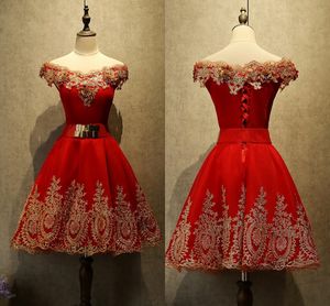 2021 Heimkehrkleider mit roten Blumenapplikationen und goldenem Gürtel, schulterfrei, mit Schnürung, kurzes Abschlussball-Party-Mini-Quinceanera-Kleid Damas