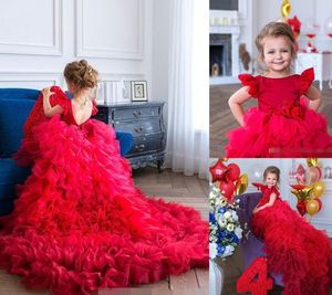2021 Robes de filles de fleurs rouges Pageant robe de bal volants manches courtes bijou cou jupe à plusieurs niveaux organza fleurs à la main vêtements de fête d'anniversaire