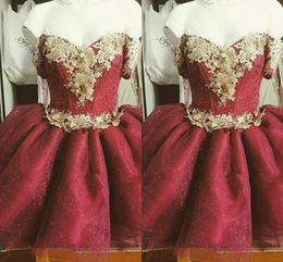 2021 Robes de bal courtes en or rouge Fleurs Applique florale sur l'épaule Mini robe de soirée de remise des diplômes Robes de soirée formelles junior