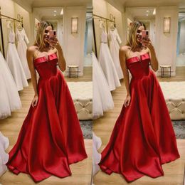 2021 Red satijnen prom -jurken eenvoudig strapless een lijnvloer lengte op maat gemaakte v gesneden avond feestjurk formele ocn slijtage Vestidos