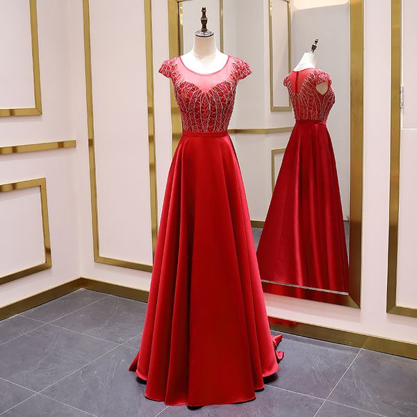 2021 Vestidos de fiesta de satén rojo Sheahth Homecoming Rebordear largo con cuentas Manga corta Bateau Longitud del piso Vestido formal Vestido de noche Mujeres Barato