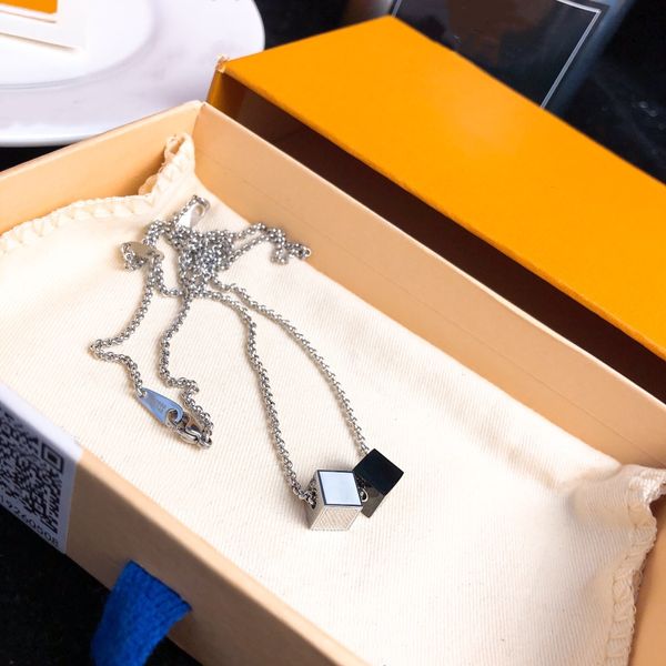 2021 Collar de dados de acero refinado, no es fácil cambiar de color, collar de regalo no oxidado, colgante cuadrado pequeño en blanco y negro personalizado