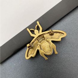 Broche rétro en forme de lettre d'abeille pour vêtements, mode sauvage, grande marque, épingle à col, unisexe, haute qualité, livraison rapide, 322C, 2021