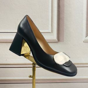 2021 Sandales Dernières chaîne de mode Chaussures en cuir femme épaisses épaisses Chaussures à talons hauts Été Chaussures de fête sexy pour femmes 7,5 cm