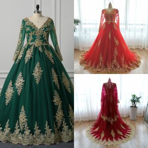 2021 Saudi-arabische grüne Brautkleider, A-Linie mit goldener Spitze, Perlen-Illusion, lange Ärmel, V-Ausschnitt, muslimisches Hochzeitskleid, Brautkleider