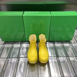 2021 botas de lluvia de color mixto de diseñador de lujo de alta calidad para mujer, zapatos de plataforma de tacones altos, tobillo de combate