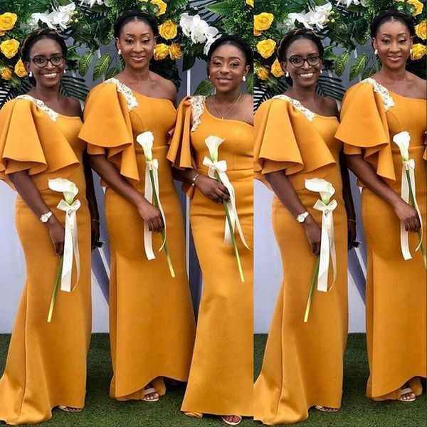 2021 Sexy Árabe Africano Amarillo Vestidos de dama de honor Un hombro Manga corta Volantes Sirena Satén elástico Invitado de boda Hasta el suelo Vestido de dama de honor