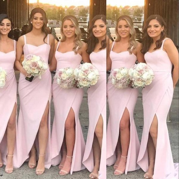 2021 Sexy Árabe Blush Pink Vestidos de dama de honor Correas espaguetis Sin mangas Lado Dividido Invitado de boda Longitud del piso Vestido de dama de honor