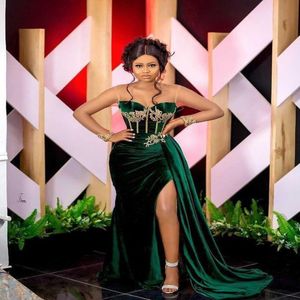 2021 Sexy Arabe Emerald Velvet Sirvet Sirène Robes de soirée Wear Plus Taille Appliques en dentelle Gol