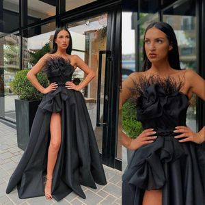 2021 Vestidos de noche negros atractivos Use sin mangas sin tirantes con lado de plumas División alta Una línea Vestido de fiesta de satén Vestidos formales para ocasiones especiales Vestido de fiesta