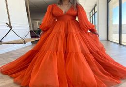 2021 Sexy Deep V Neck Orange Tule prom kleedt een lijn Empire gezwollen lange mouwen Ruches Ruches avondfeestjurken met rits terug Sheer6652329