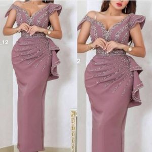2021 Sexy stoffig roze sexy Arabische Dubai avondjurken slijtage schouderkristallen kralen dop mouwen plus size feest prom jurken schede ru 3005