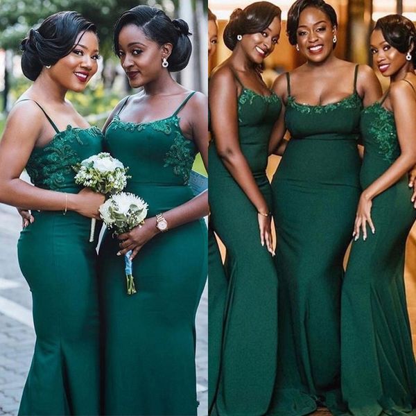 2021 Robes de demoiselle d'honneur de sirène africaine vert émeraude sexy balayage train dentelle appliques spandex robe d'invité de mariage demoiselle d'honneur robe de bal grande taille bretelles spaghetti