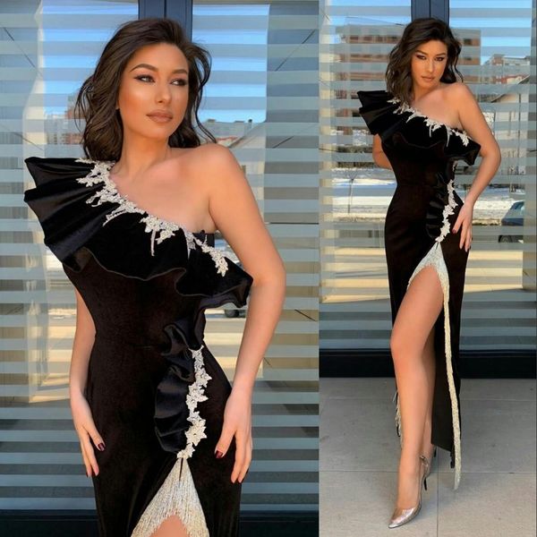 2021 robes de soirée sexy portent une épaule volants argent dentelle appliques perles sirène noir velours robe de bal haut côté fendu sur mesure longues robes formelles