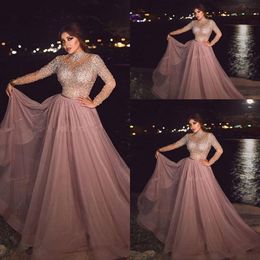 2021 Sexy Hoge Hals Dusty Pink Muslim Prom Dresses Illusion Lange Mouwen Zilveren Kristal Beaded Plus Size Tule Arabische Formele Jurk voor Dames Dubai Avondjurken