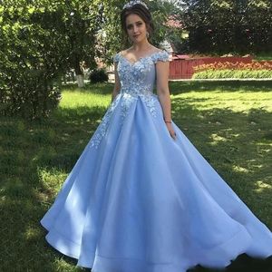 2021 Sexy Light Sky Blue Quinceanera Robes Robe De Bal Hors Épaule Dentelle 3D Fleurs Tulle Plus Taille Doux 16 Formelle Fête De Bal Robes De Soirée Corset Dos Balayage Train