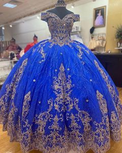 2021 Sexy Luxe Quinceanera Jurken Royal Blue Off Shoulder Gold Lace Applicaties Crystal Beaded Illusion Pailletten Sweet 16 Plus Size Party Prom Dress Evening Jurken