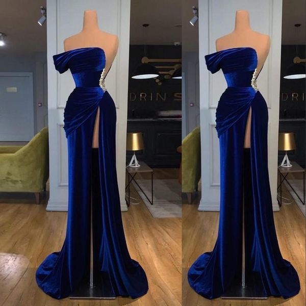 2021 Vestidos de fiesta de terciopelo azul real sexy Un hombro Alto Split Sin mangas Longitud del piso Fiesta Quinceañera High Split Formal Eveni234H